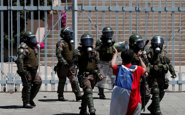 Policiais do Chile tentam conter manifestações
