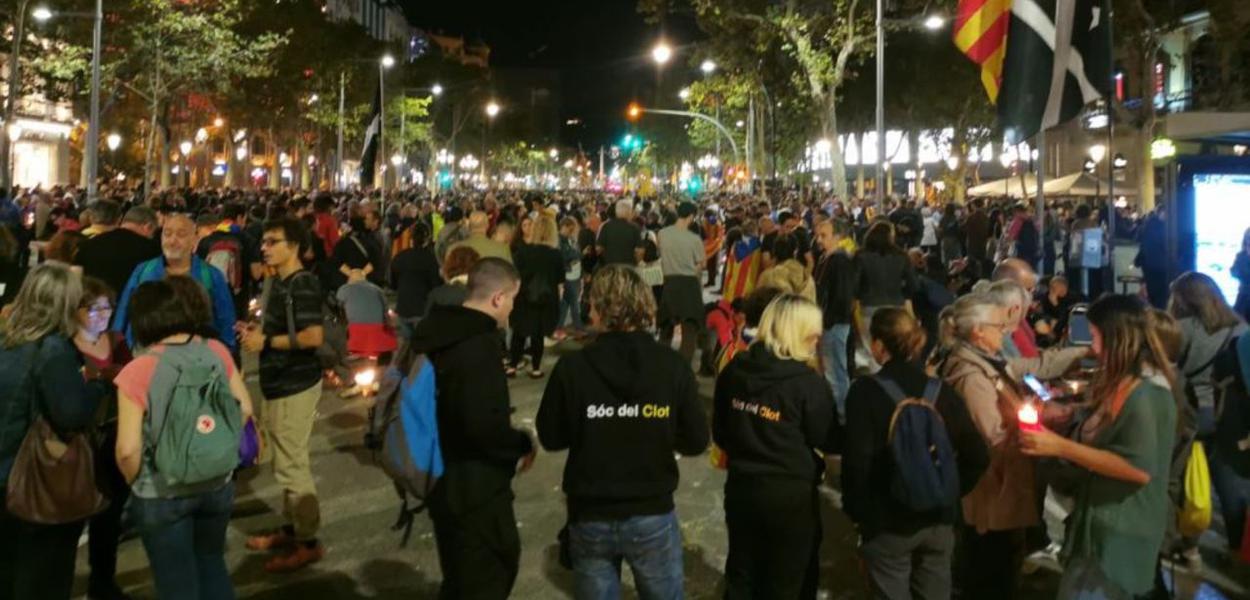 Em Barcelona, 350 mil pessoas protestam contra prisão dos líderes pela independência da Catalunha