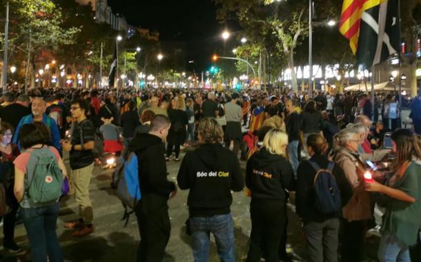 Em Barcelona, 350 mil pessoas protestam contra prisão dos líderes pela independência da Catalunha