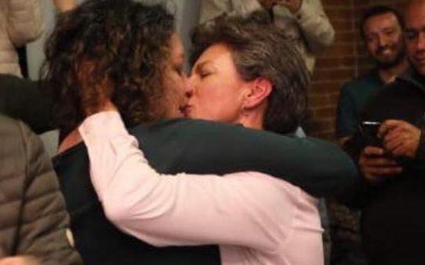 Prefeita eleita de Bogotá, Claudia López (de rosa), comemora a vitória eleitoral