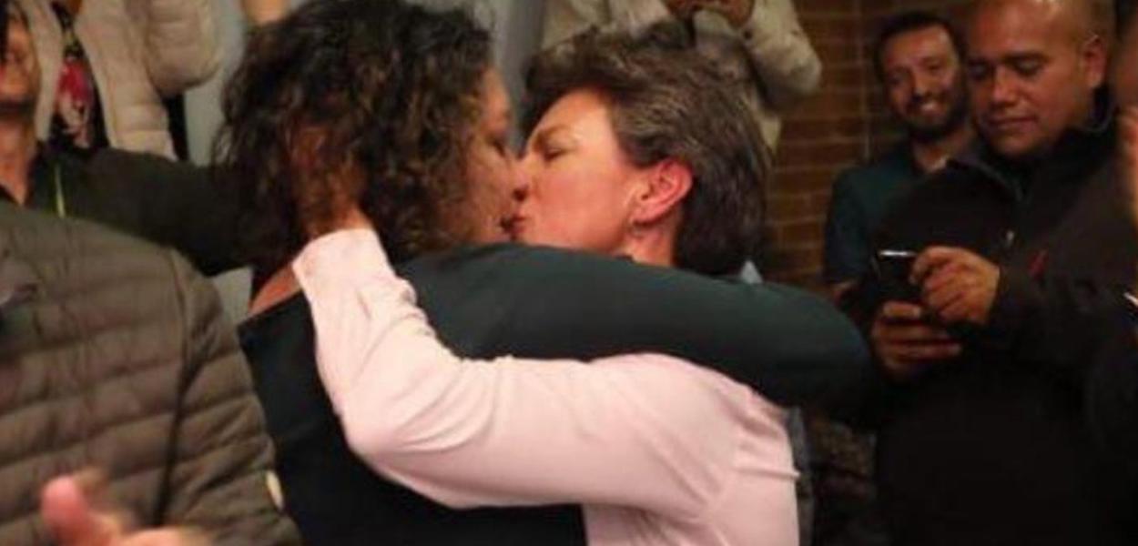 Prefeita eleita de Bogotá, Claudia López (de rosa), comemora a vitória eleitoral