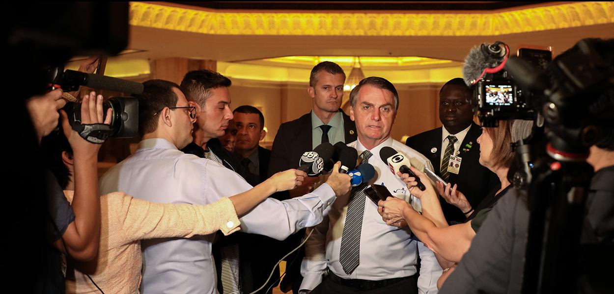 (Abu Dhabi - EAU, 28/10/2019) Presidente da RepÃºblica, Jair Bolsonaro, fala com a imprensa na saÃ­da do hotel Emirates Palace.\rFoto: Clauber Cleber Caetano/PR