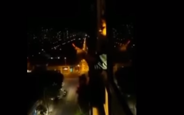 Soprano rompe o silêncio do toque de recolher no Chile.