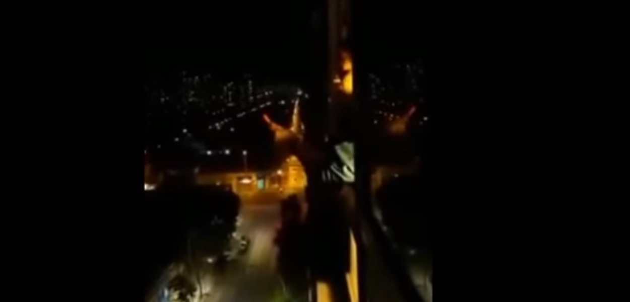 Soprano rompe o silêncio do toque de recolher no Chile.