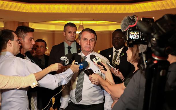 (Abu Dhabi - EAU, 28/10/2019) Presidente da RepÃºblica, Jair Bolsonaro, fala com a imprensa na saÃ­da do hotel Emirates Palace.\rFoto: Clauber Cleber Caetano/PR