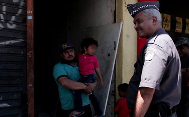 Policial sorri em frente ao cortiço onde moravam 40 famílias, na região da Luz. Imóvel foi desocupado sem auxílio de órgãos municipais