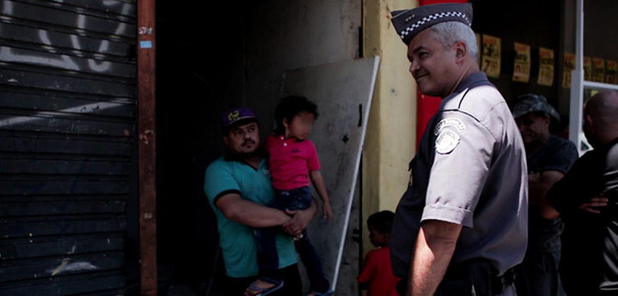 Policial sorri em frente ao cortiço onde moravam 40 famílias, na região da Luz. Imóvel foi desocupado sem auxílio de órgãos municipais