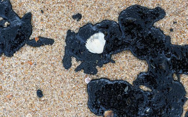 Derramamento de petróleo na praia de Barra de Jacuípe, em Camaçari (BA)