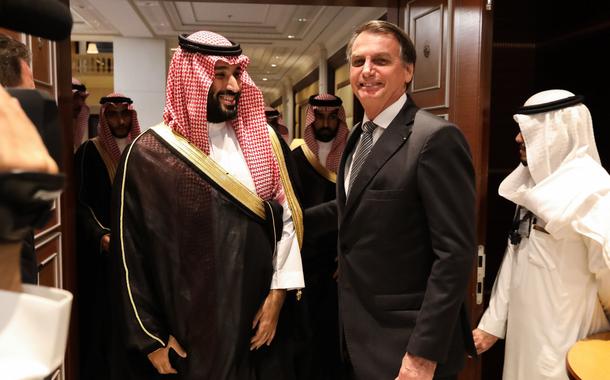 Mohammed bin Salman (à esq.) e Jair Bolsonaro