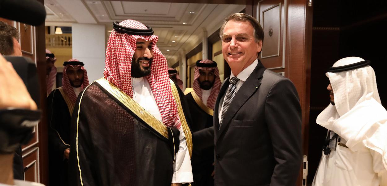 Mohammed bin Salman (à esq.) e Jair Bolsonaro