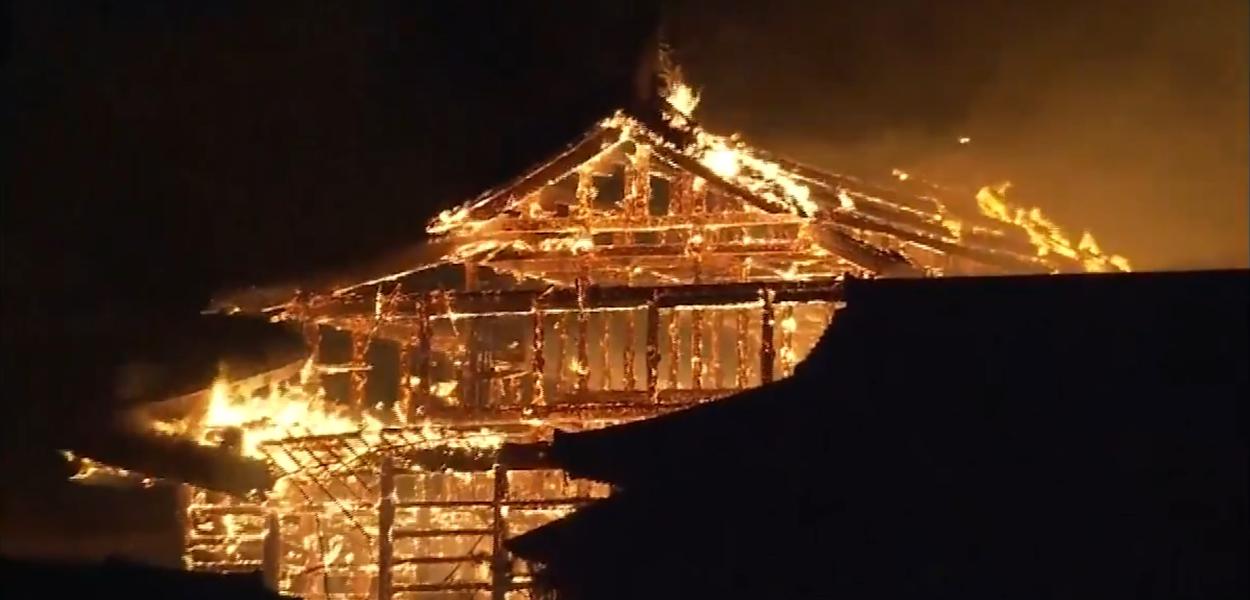 Incêndio atinge Castelo de Shuri