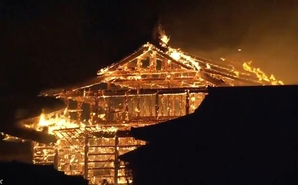 Incêndio atinge Castelo de Shuri