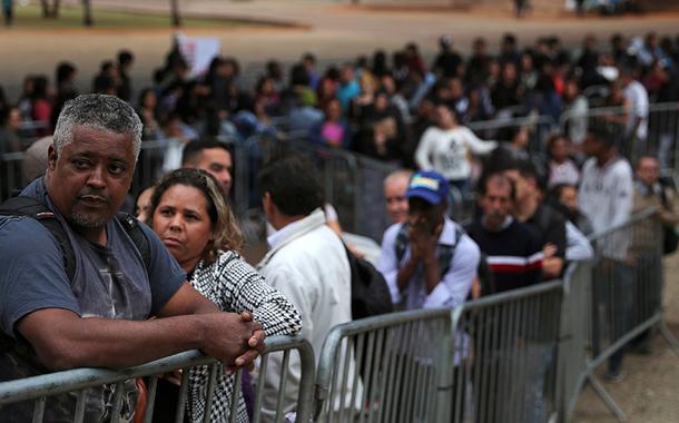 Pessoas buscam vagas de trabalho no centro de São Paulo
