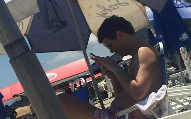 Ricardo Salles em praia de São Sebastião, São Paulo