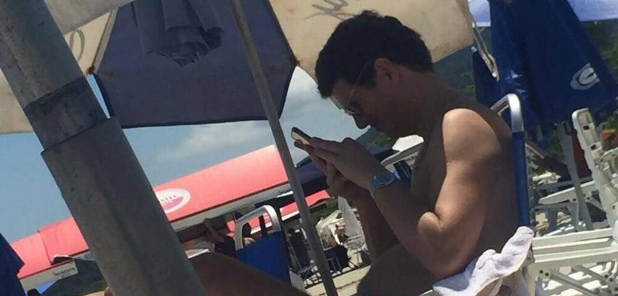 Ricardo Salles em praia de São Sebastião, São Paulo