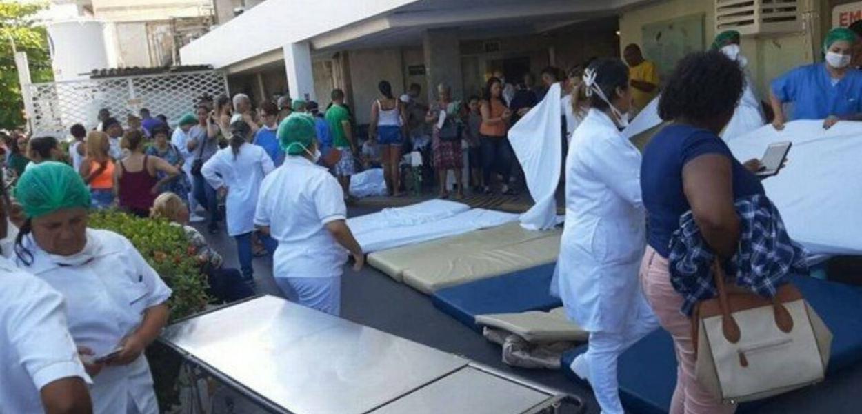Pacientes foram colocados na calçada