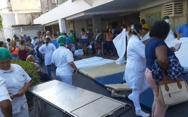 Pacientes foram colocados na calçada