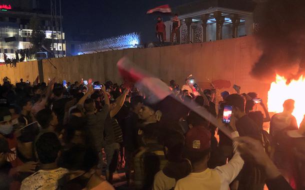 Manifestantes tentam invadir consulado do Irã em Kerbala, no Iraque
