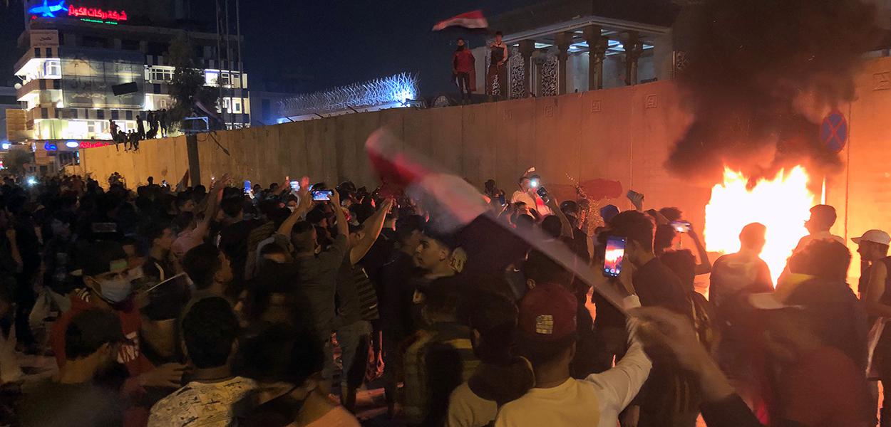 Manifestantes tentam invadir consulado do Irã em Kerbala, no Iraque