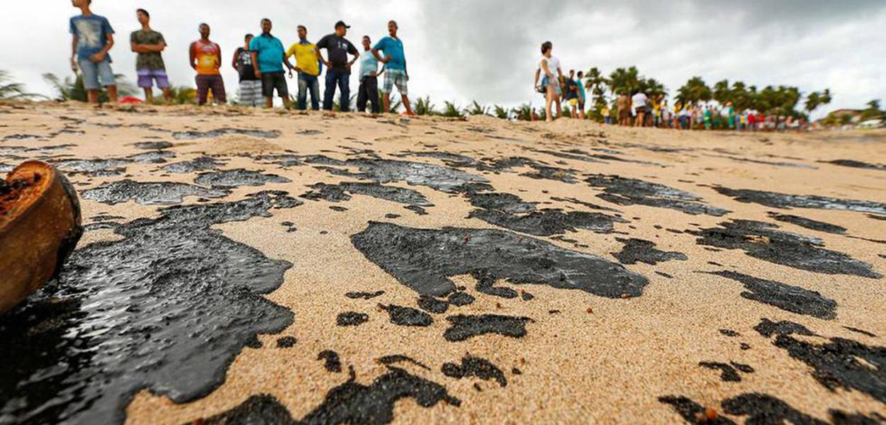 Óleo em praia do Nordeste