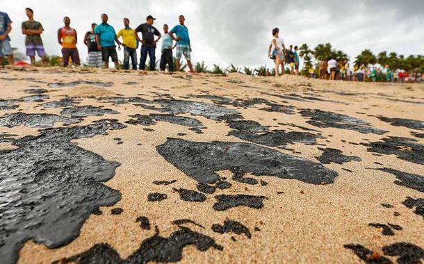 Óleo em praia do Nordeste