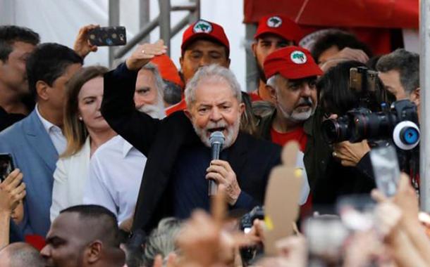 Ex-presidente Lula discursa em Curitiba