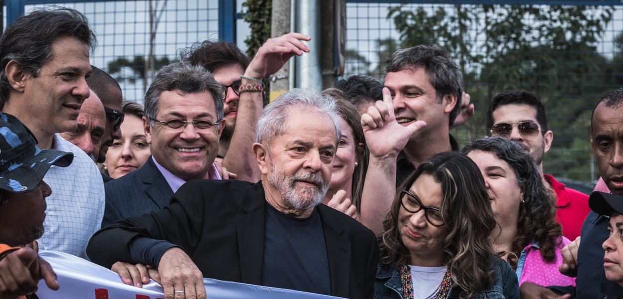 Lula em frente à vigília em Curitiba, após deixar a prisão