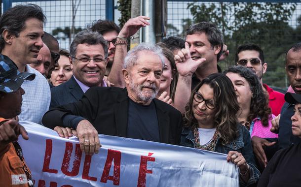 Lula em frente à vigília em Curitiba, após deixar a prisão