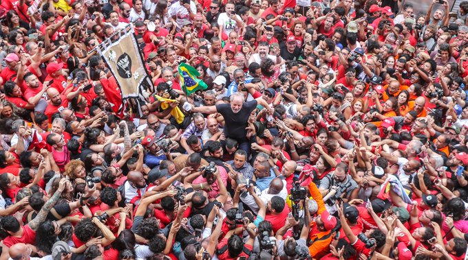 Lula é levado nos braços do povo em São Bernardo