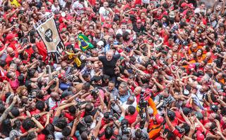 Lula é levado nos braços do povo em São Bernardo