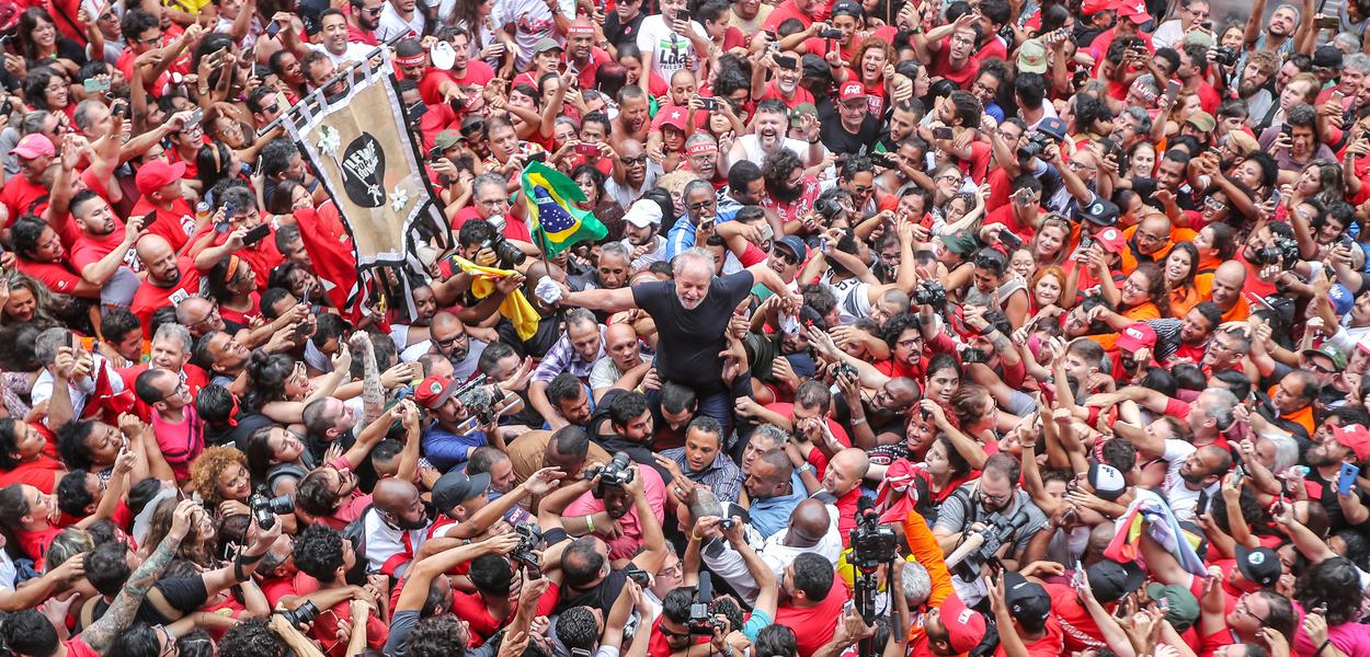 Ex-presidente Lula é levado nos braços do povo em São Bernardo
