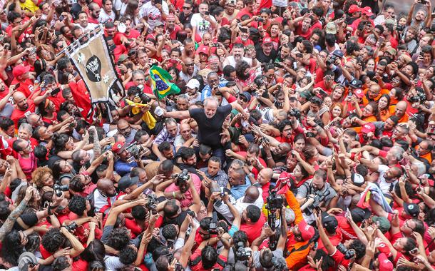 Ex-presidente Lula é levado nos braços do povo em São Bernardo