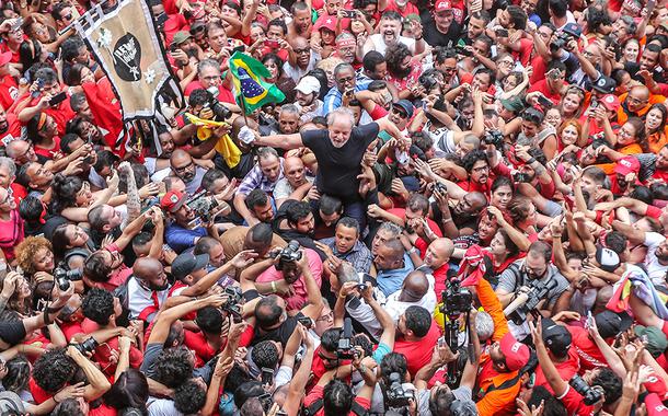 Ex-presidente Lula é levado nos braços do povo em São Bernardo