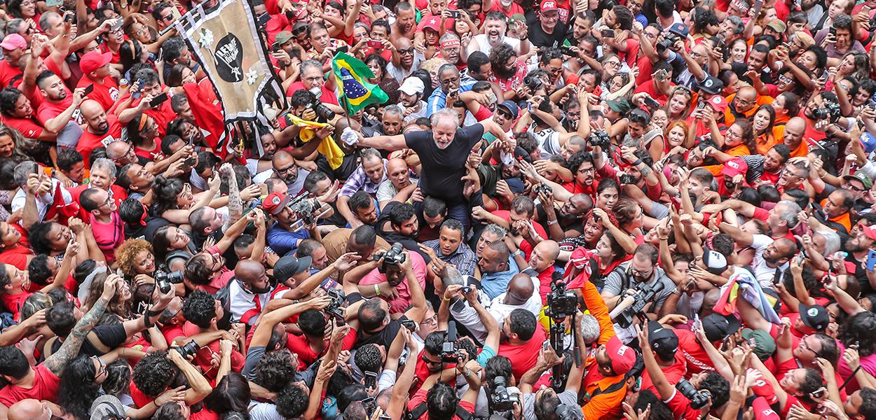 Ex-presidente Lula é levado nos braços do povo em São Bernardo