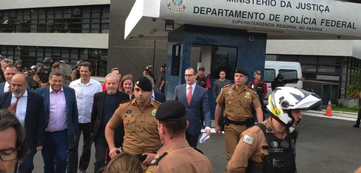 Lula deixa a prisão em Curitiba, após 580 dias