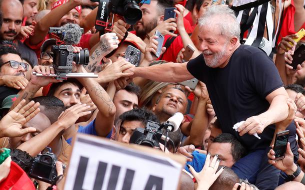 Ex-presidente Luiz Inácio Lula da Silva cercado por apoiadores em São Bernardo do Campo