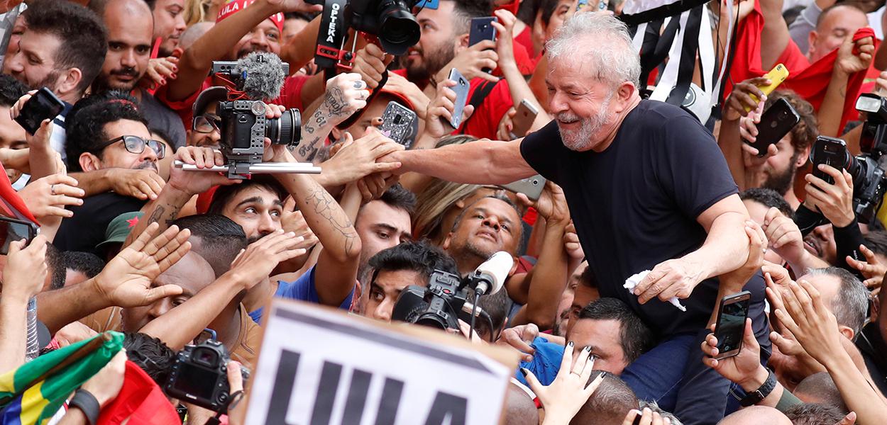 Ex-presidente Luiz Inácio Lula da Silva cercado por apoiadores em São Bernardo do Campo