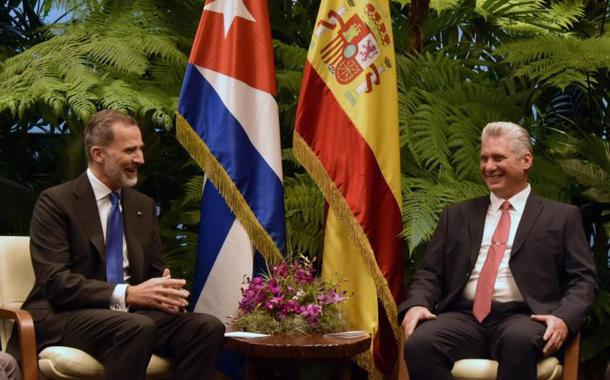O presidente de Cuba, MIguel Díaz-Canel, à direita,  e o rei da Espanha, Felipe VI