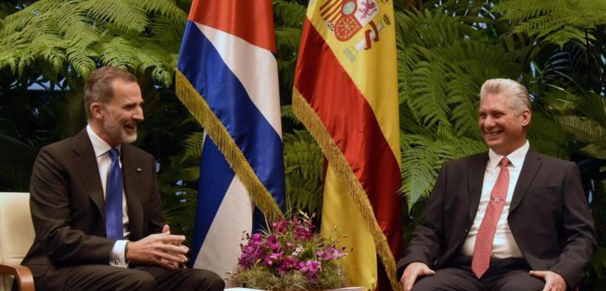 O presidente de Cuba, MIguel Díaz-Canel, à direita,  e o rei da Espanha, Felipe VI