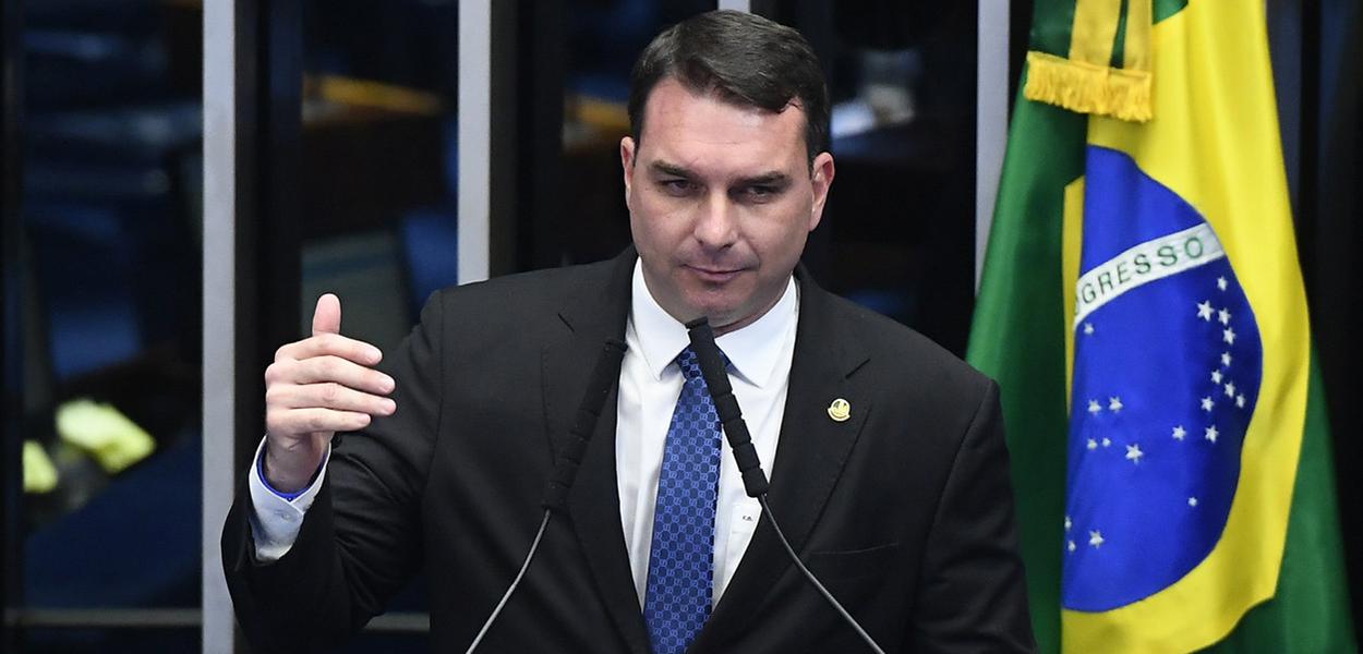 À tribuna, em discurso, senador Flávio Bolsonaro (PSL-RJ).