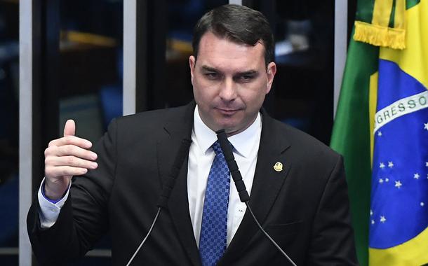 À tribuna, em discurso, senador Flávio Bolsonaro (PSL-RJ).