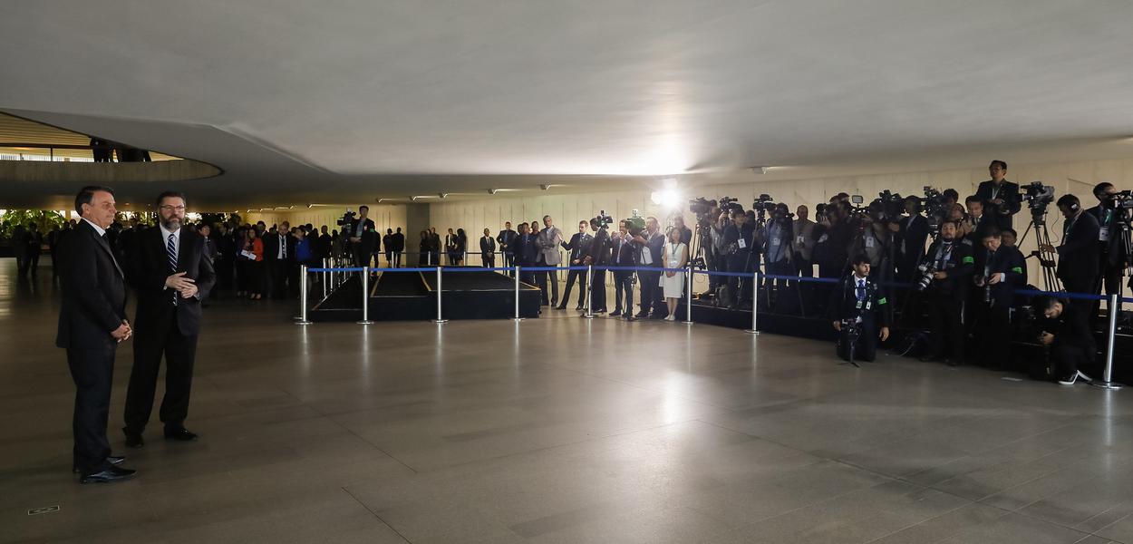 Bolsonaro e chanceler Ernesto Araújo durante a cúpula dos BRICS