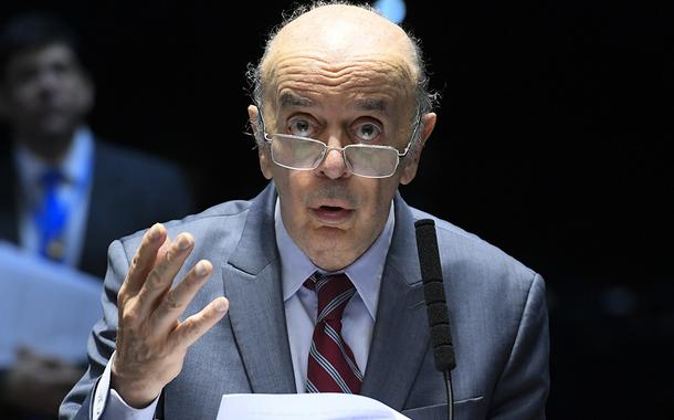 Em pronunciamento, à bancada, senador José Serra (PSDB-SP).