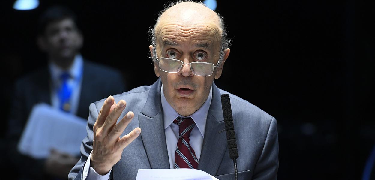 Em pronunciamento, à bancada, senador José Serra (PSDB-SP).