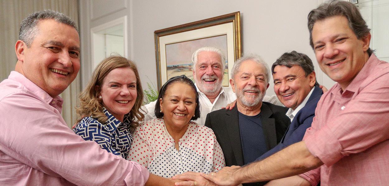 Chegada ao Nordeste em reunião com os governadores Rui Costa (Bahia), Fátima Bezerra (Rio Grande do Norte) e Wellington Dias (Piauí) debatendo os desafios para a região, na companhia de Fernando Haddad, da presidenta do PT, Gleisi Hoffmann e do senador Jaques Wagner (Foto: Ricardo Stuckert) Chegada ao Nordeste em reunião com os governadores Rui Costa (Bahia), Fátima Bezerra (Rio Grande do Norte) e Wellington Dias (Piauí) debatendo os desafios para a região, na companhia de Fernando Haddad, da presidenta do PT, Gleisi Hoffmann e do senador Jaques Wagner