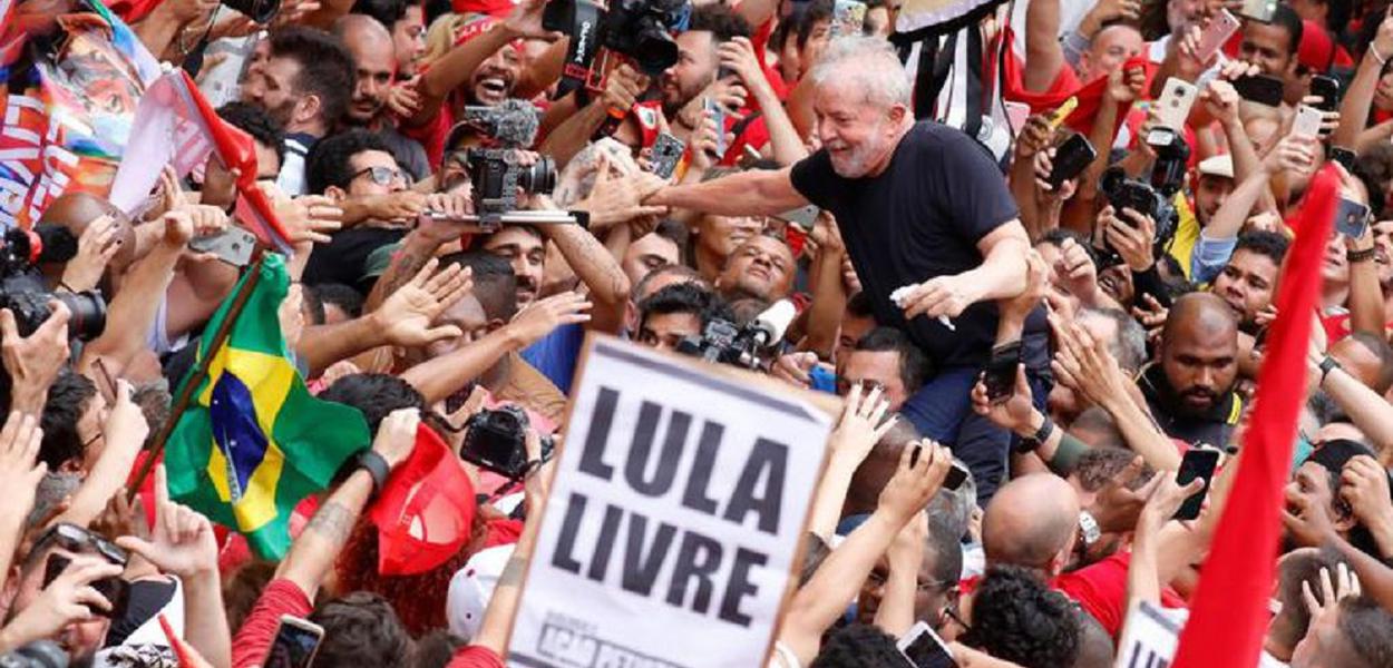 Ex-presidente Lula é levado nos braços do povo em São Bernardo
