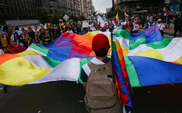 Manifestantes em protesto em Bogotá, capital da Colômbia