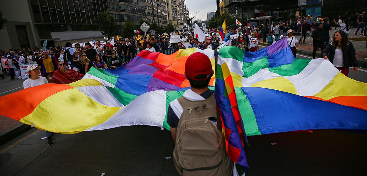 Manifestantes em protesto em Bogotá, capital da Colômbia