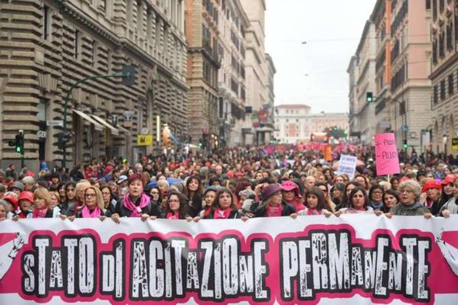 Passeata em Roma pede o fim da violência contra as mulheres