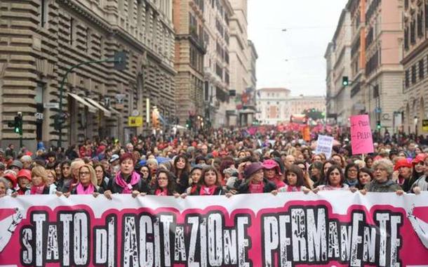 Passeata em Roma pede o fim da violência contra as mulheres